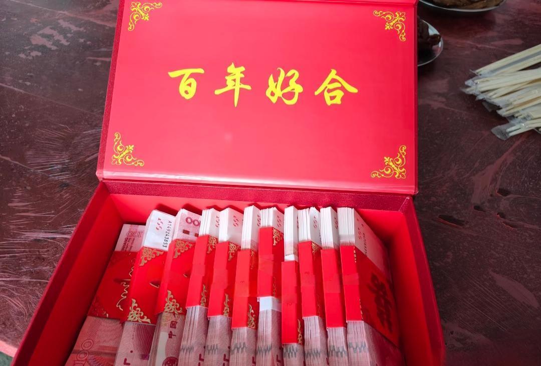 老公舅舅家表妹订婚，男方拿出彩礼19万现金，舅舅当场退回给男方，在场所有亲戚傻了