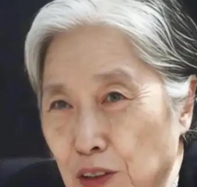 1979年，王光美迈出监狱大门，迎接自由的那一刻，她万万没想到，第一个来探望的人