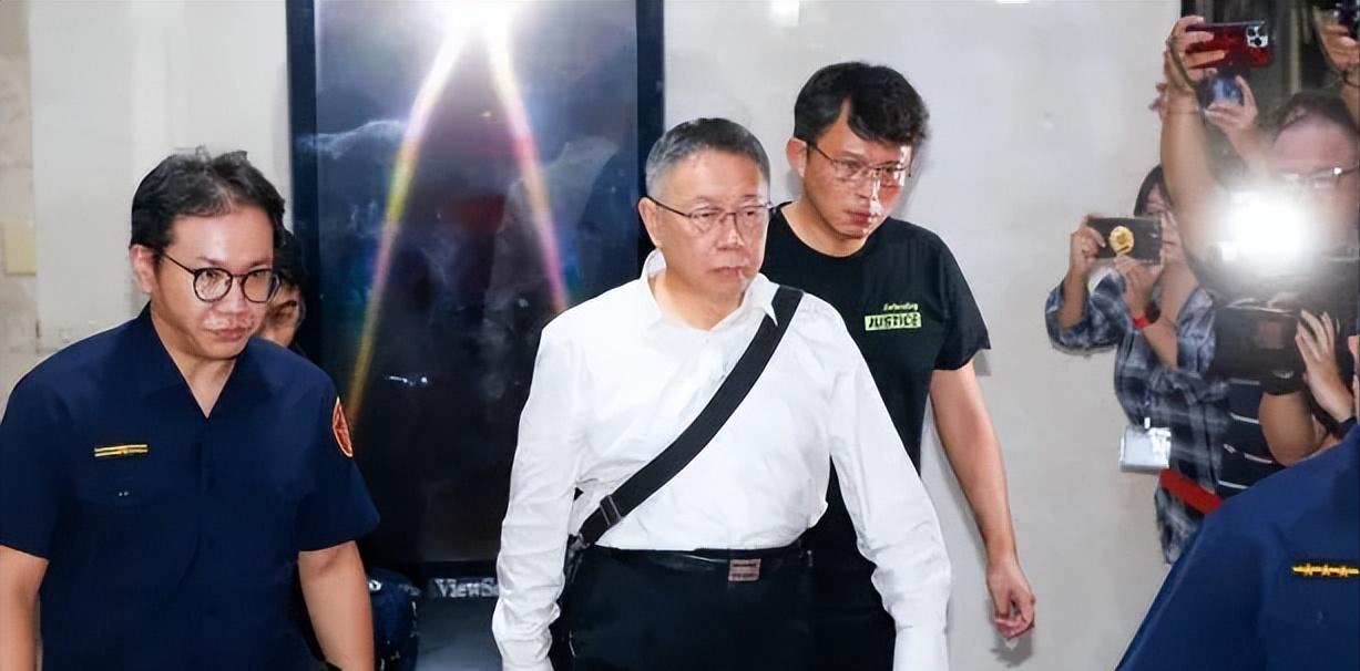 柯文哲重见天日，无保释放！由于检察官对部分阅卷内容设定了限制，台北地方法院于昨日