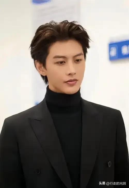 何建麒——一个风头正起的短剧演员，动了谁的奶酪?让人迅速群起攻之到如此地步!
