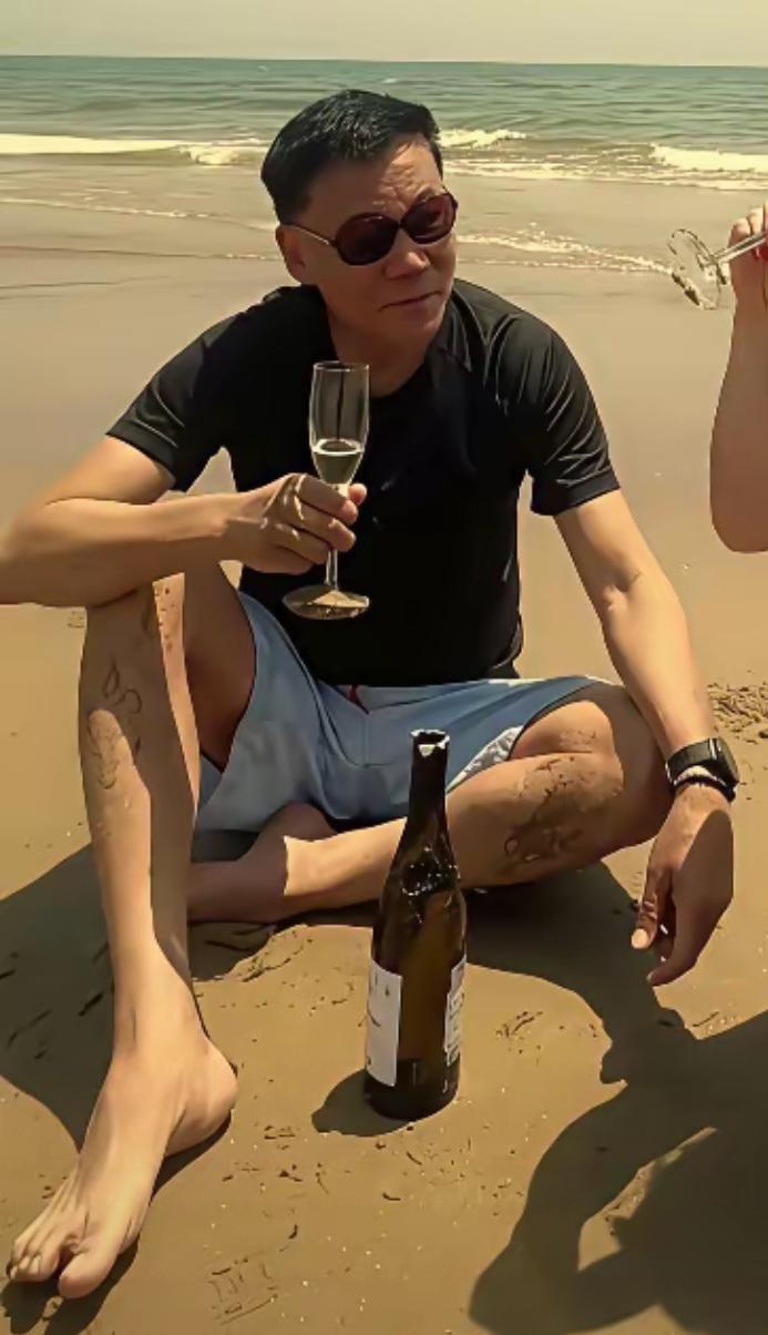 笑不活了，韩红出事以后，第一个跳出来强烈支持韩红的，就是李国庆，并宣布捐款一百万