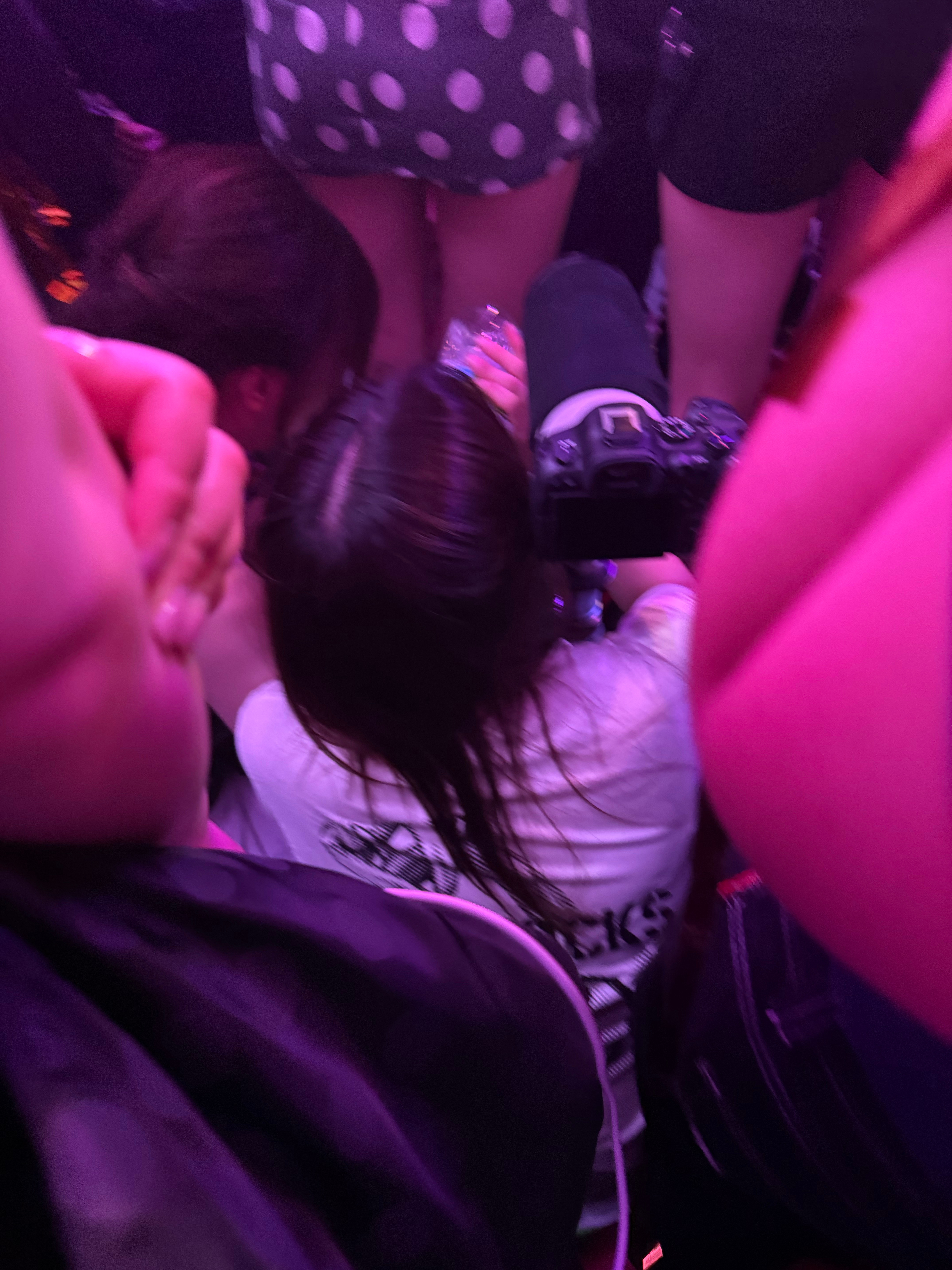 我就是要吐槽一下这种在站坑里既带大炮又坐下去的泡菜妹，坑里都挤死了还坐下去占那么