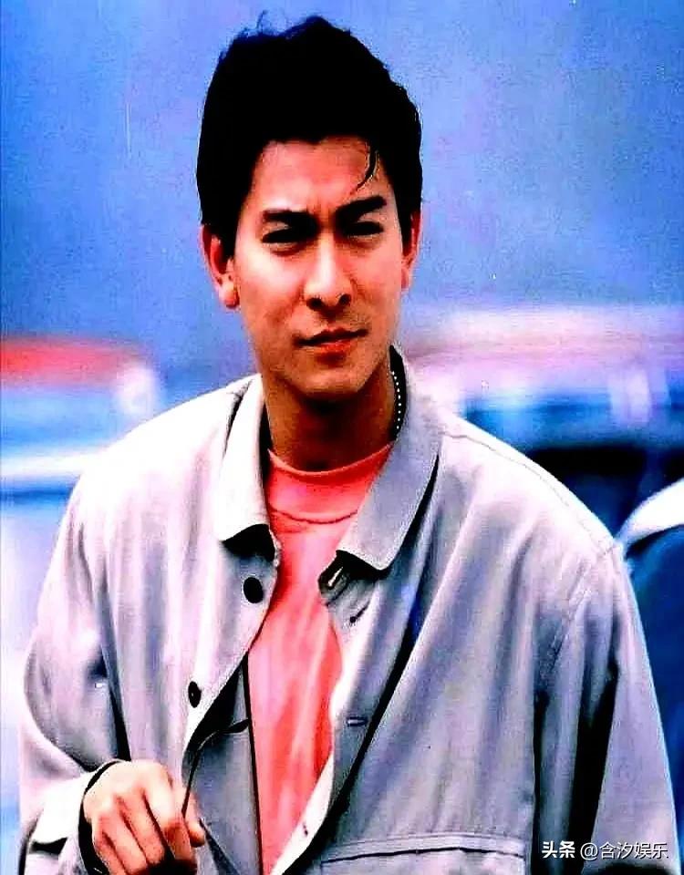 刘德华自曝，和张曼玉拍床戏，身体会有反应。
 
他围着一条毛巾，张曼玉只穿薄纱。