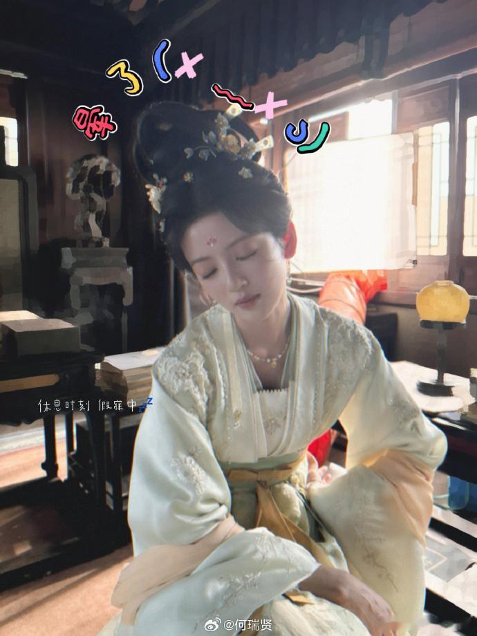 何瑞贤分享古人生活何瑞贤古人会看智能手机 何瑞贤分享古人生活啦！好多古装造型的片