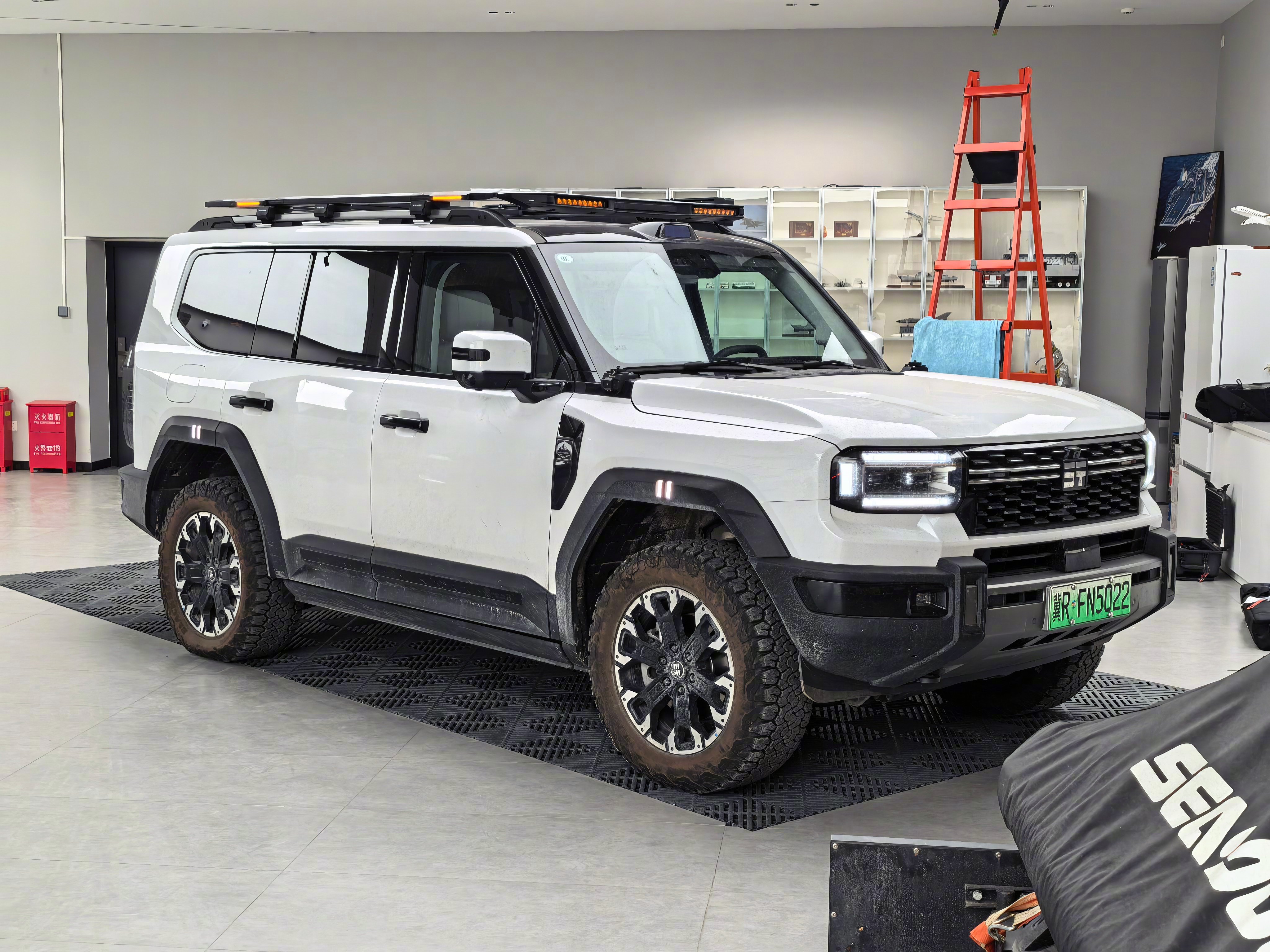 这次G700改装，同事没安排改轮圈，轮胎到是换了越野胎，怎么看这双色轮圈都别扭，