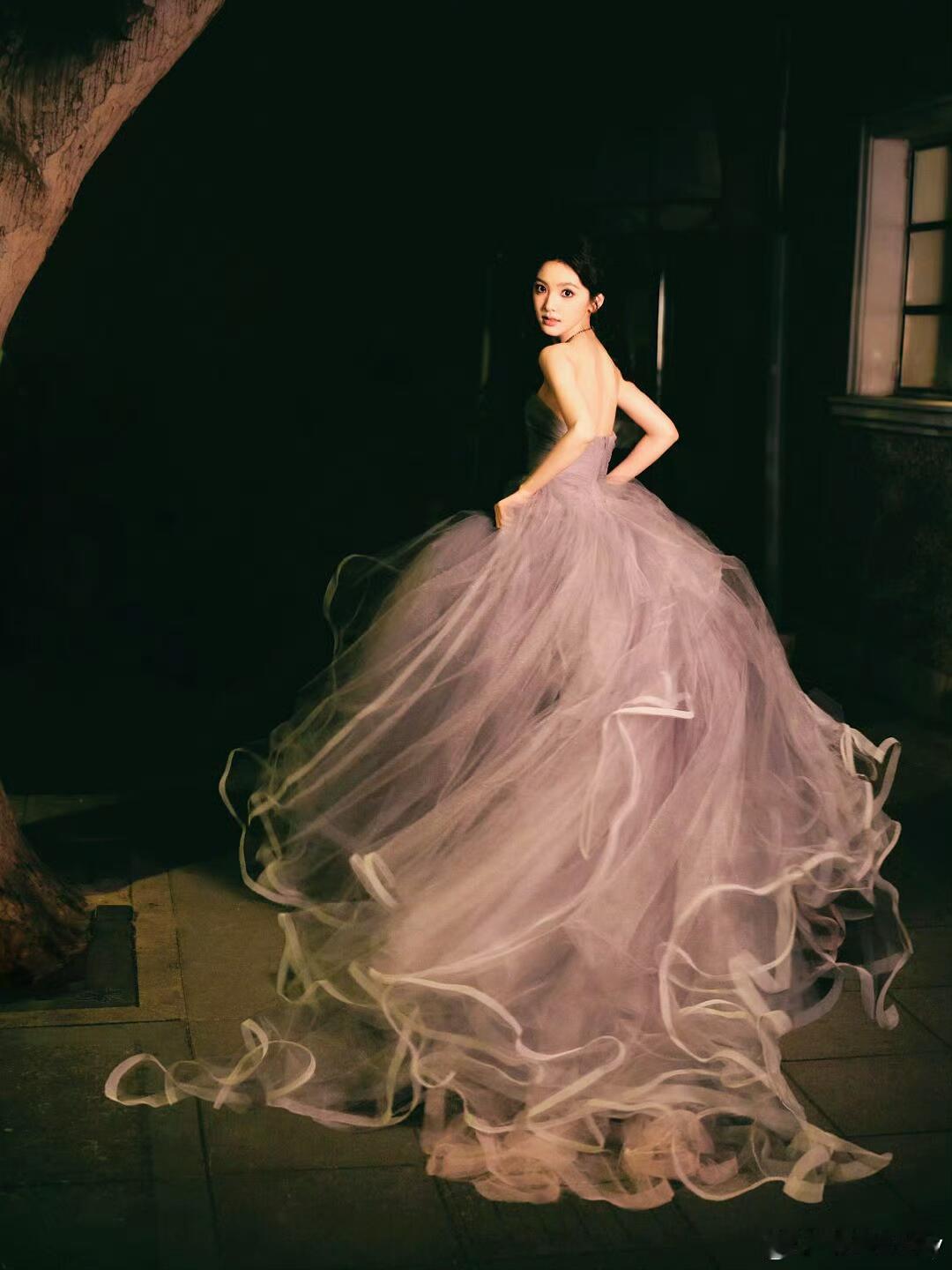 章若楠携主演电影《想你了》亮相抖音电影奇遇夜，身着Oscar de La Ren