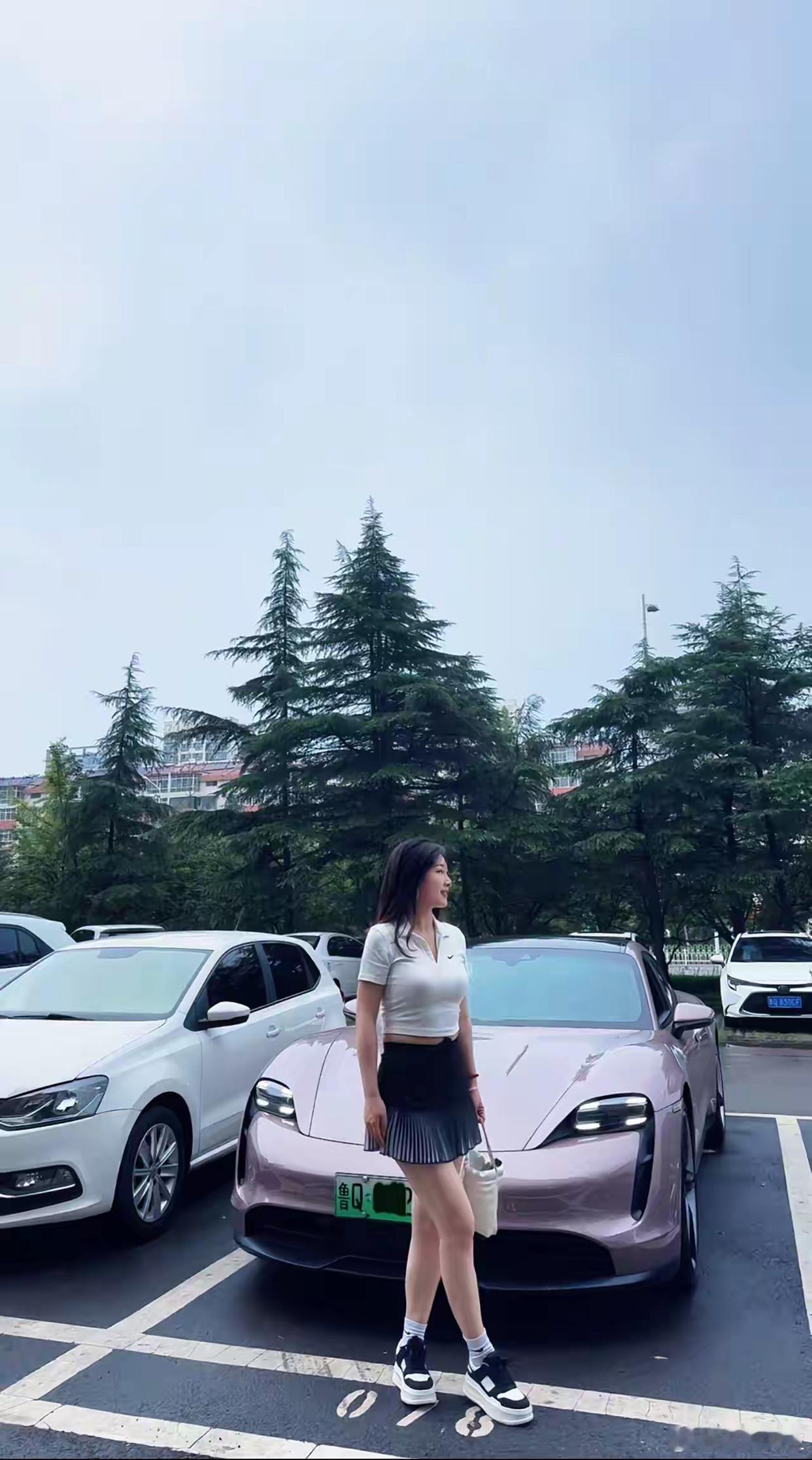 我很好奇，为什么很多女孩子年纪轻轻就买得起几百万的豪车？ ​​​