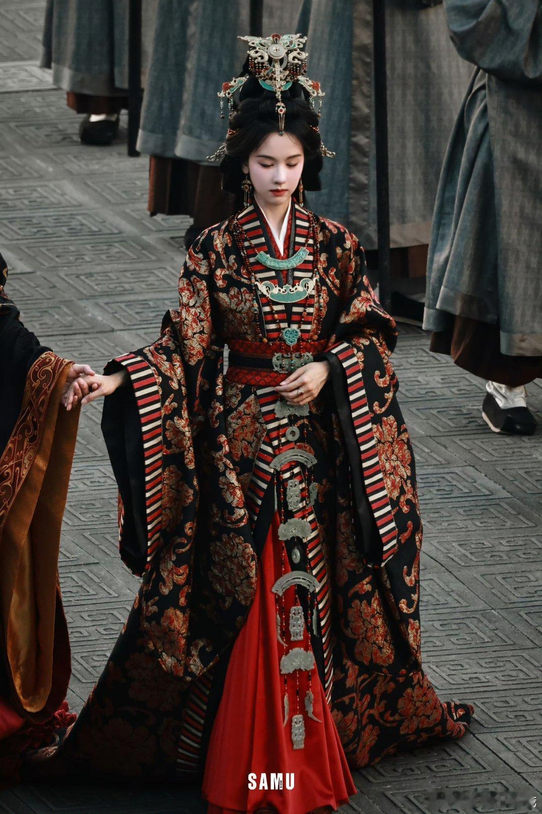 翘楚大婚造型 陈都灵王昌旭婚服好华贵幻视东宫了 ​​​