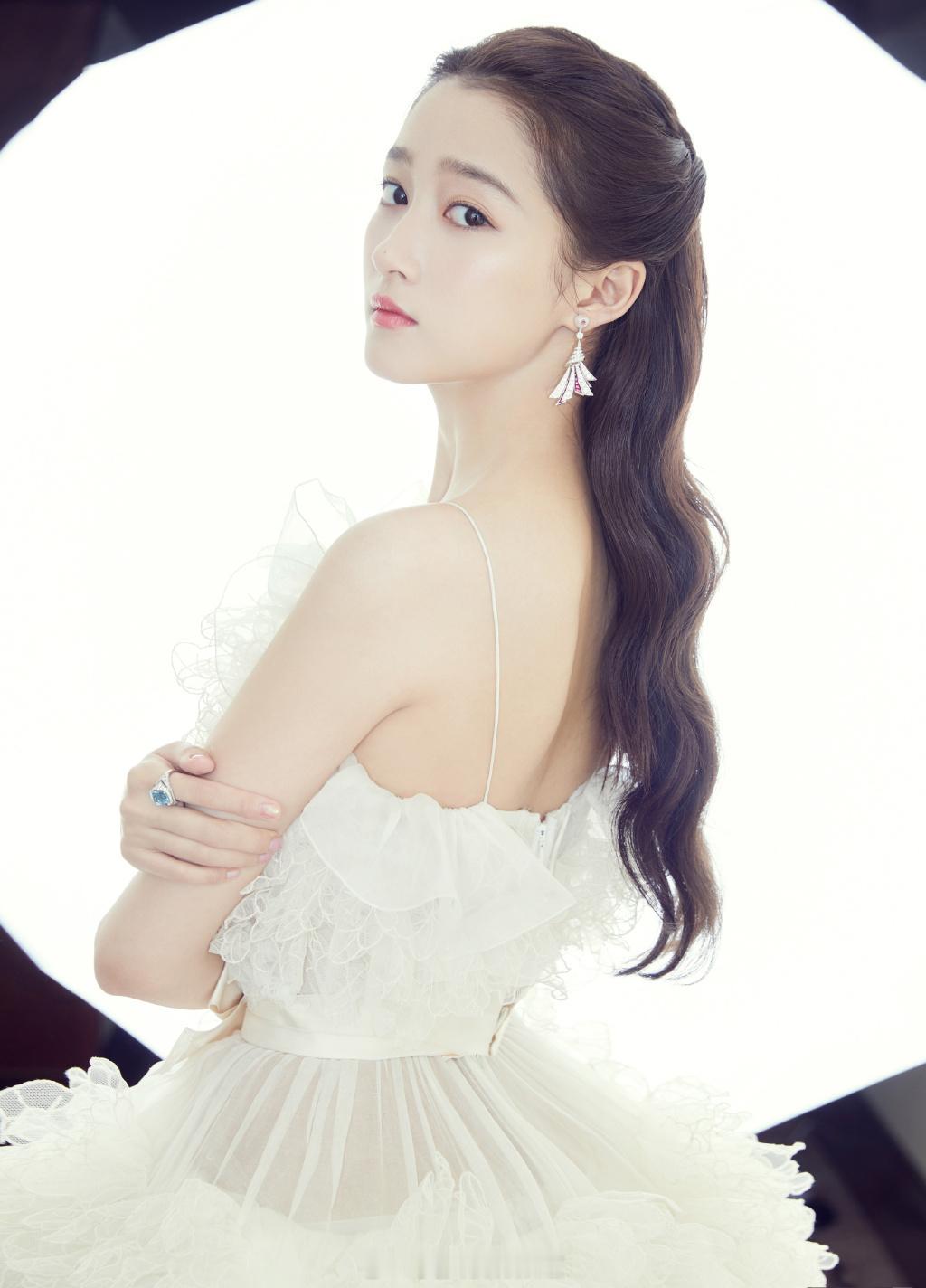 关晓彤白色柔美青春无敌 