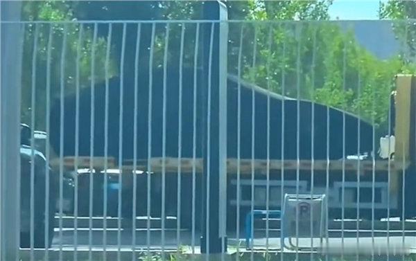 【小米两门轿跑谍照曝光】小米神秘两门车现身路试8月27日消息，今日，博主“拉面师