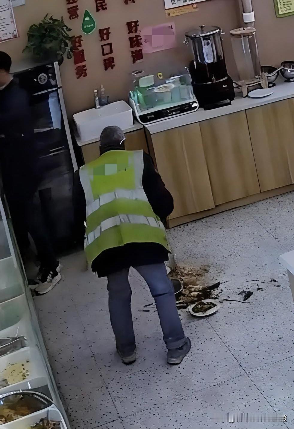 一位老人在端自己的饭时
一个不小心
盘中的饭菜全部打翻在地。


其他吃饭的纷纷