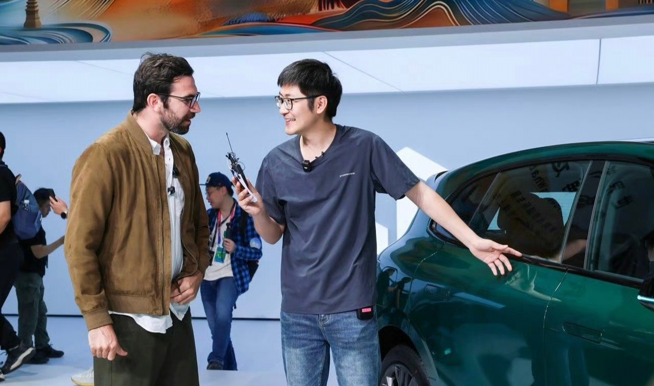 开Lafa5Ultra自己爽就对了现在年轻人买车早不活在别人眼光里，主打一个随心