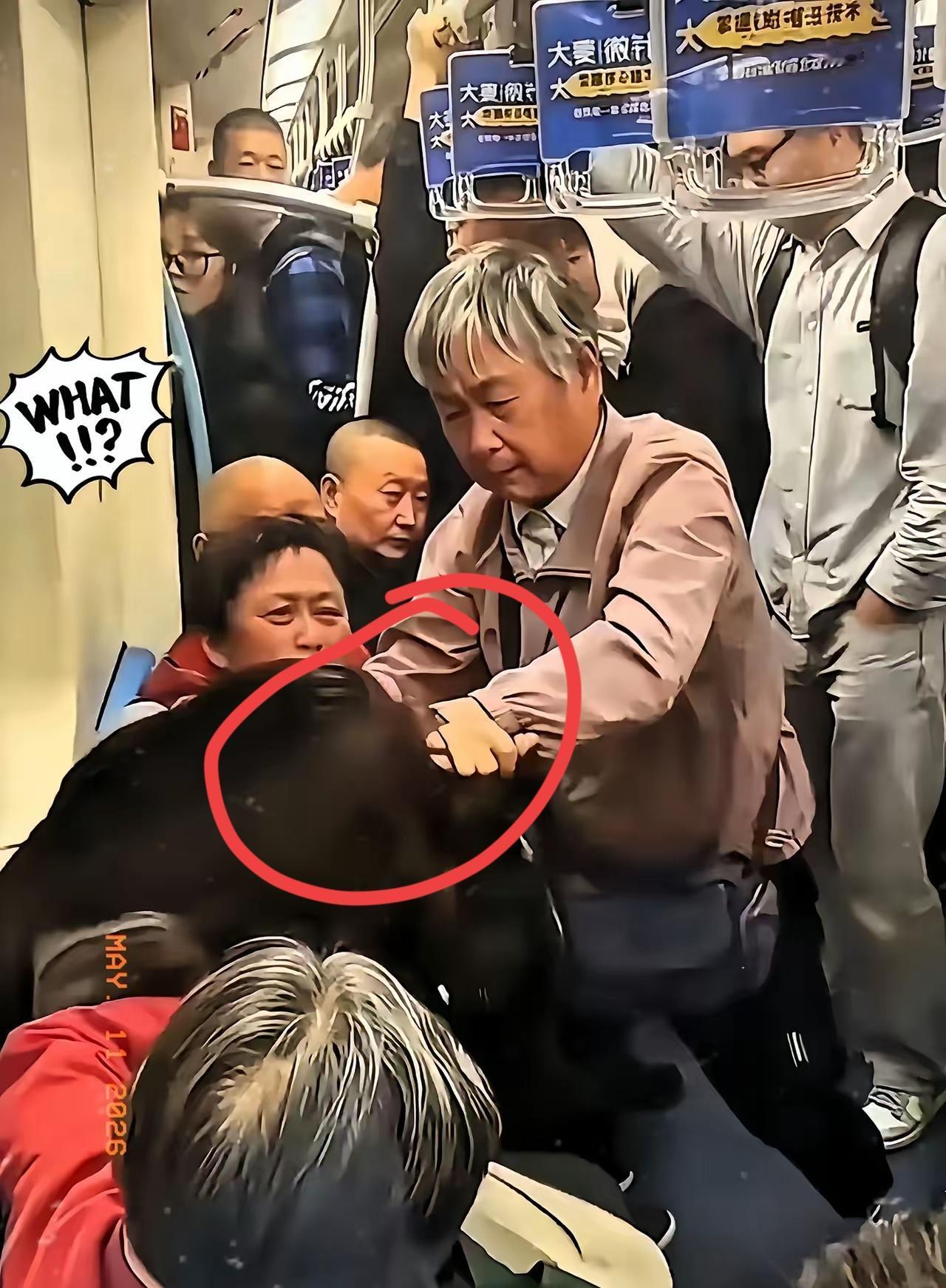 上海地铁打人那事儿出后续了
这俩大妈终于踢到了铁板！
​听说马上要面临法律制裁。