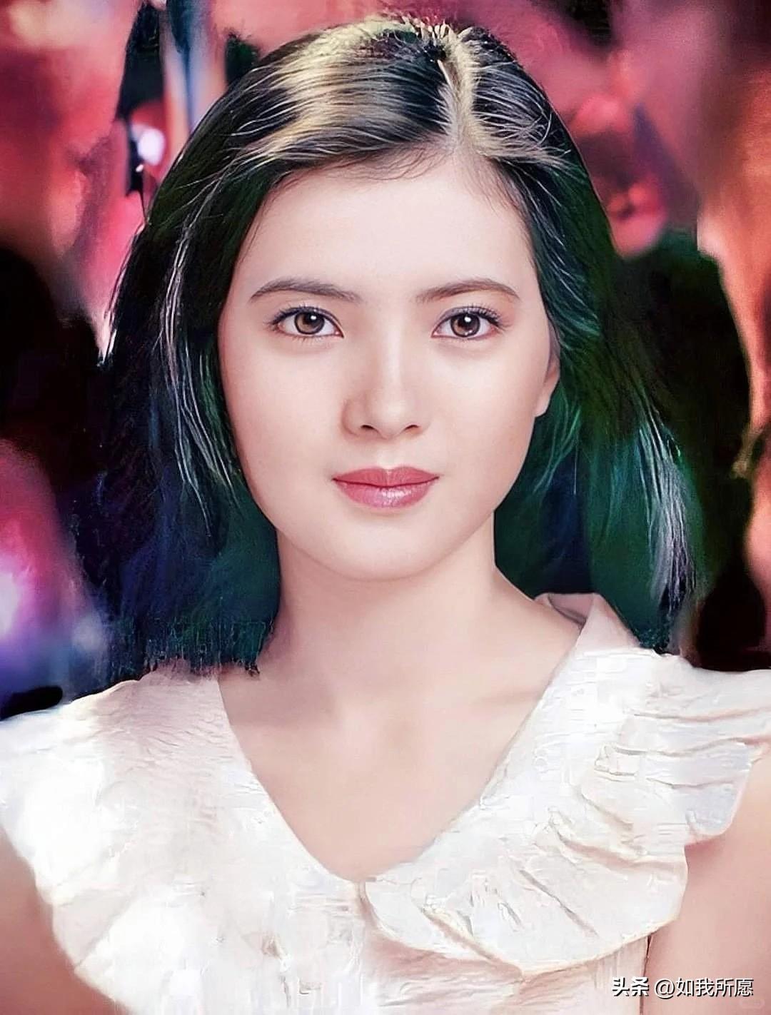 李立群后来在直播里说，
这辈子见过不少漂亮女演员，
但只有蓝洁瑛，让他当场断了台