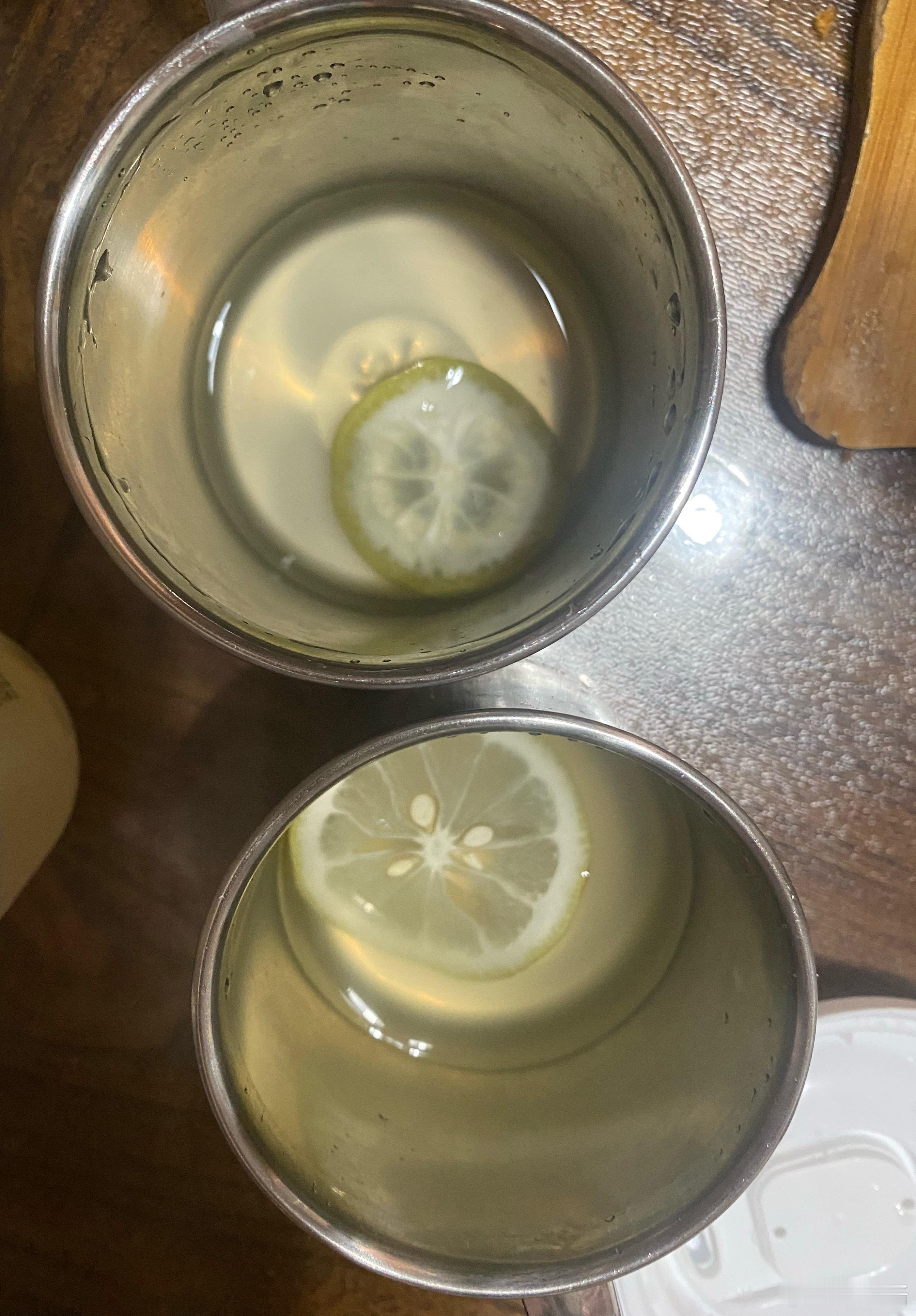 救命啊家人们😤半夜点必胜客，饮料里居然一大一小两片柠檬！俩娃当场为这点柠檬吵到