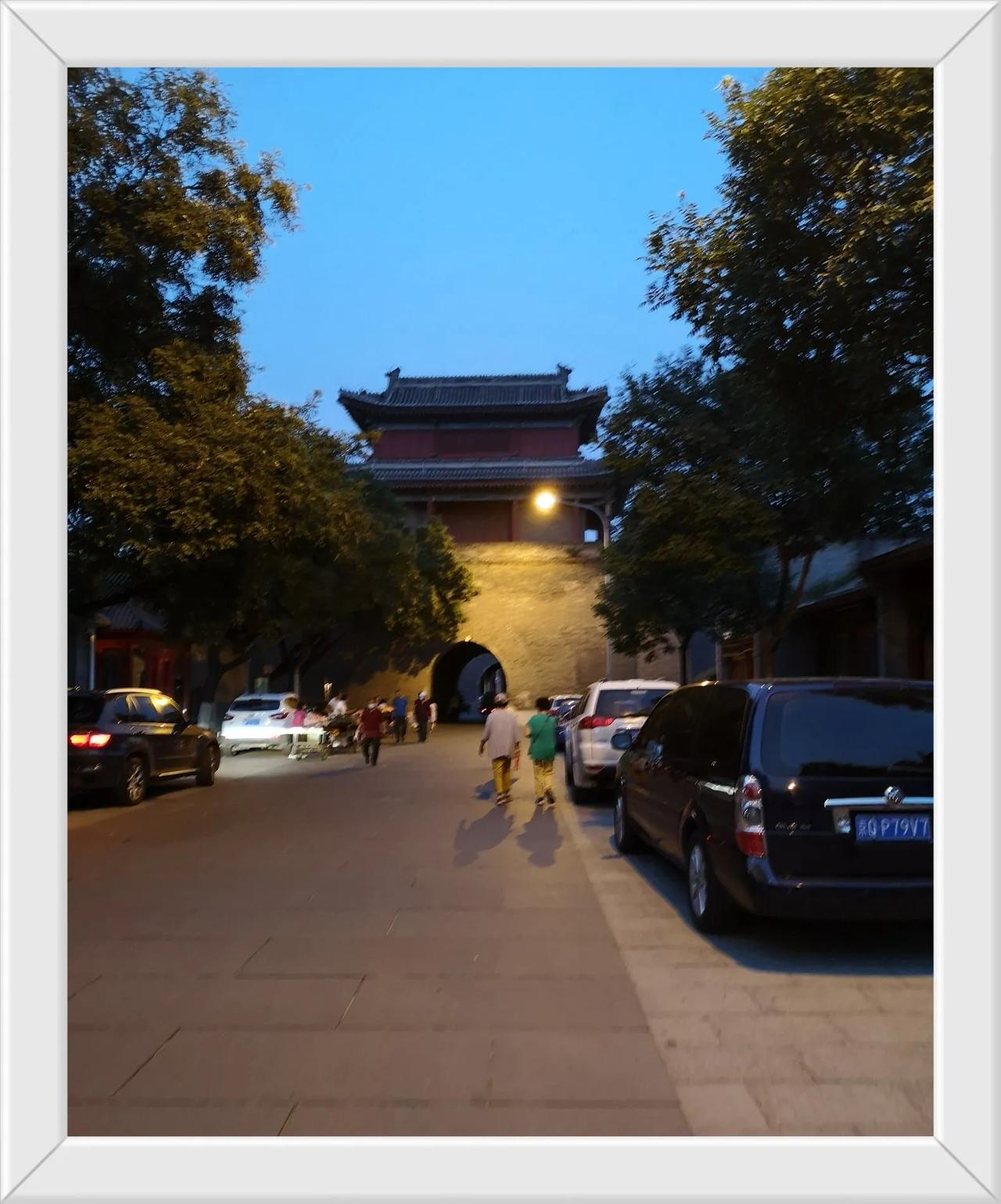 卢沟晓月
铁门锁住
宛平城里
烟火市井
每一只狮子
独一无二
深深车辙
无声静卧