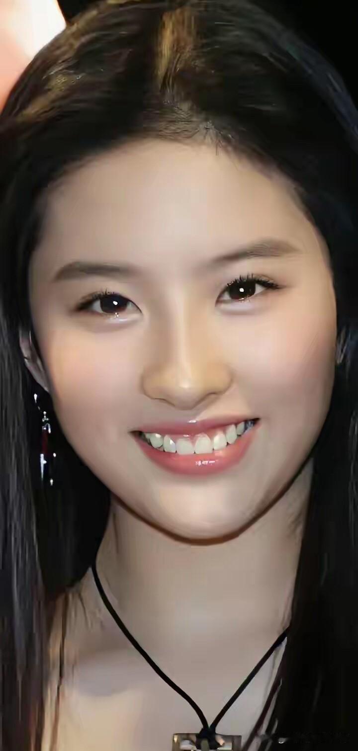 这是真正意义上的纯天然美女，鹅蛋脸，驼峰鼻，丹凤眼，不论是正脸还是侧颜，一眼惊艳