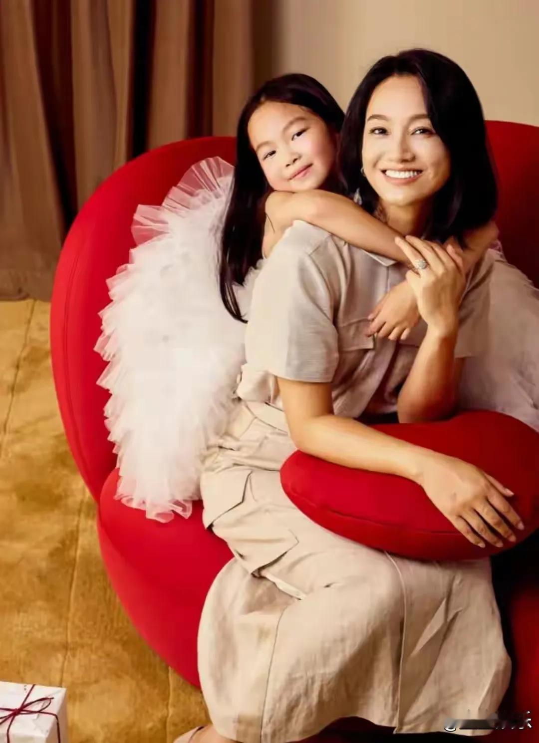 2025年10月6日，朱丹携8岁女儿周念如首度合体拍摄的时尚大片引发热议。镜头中