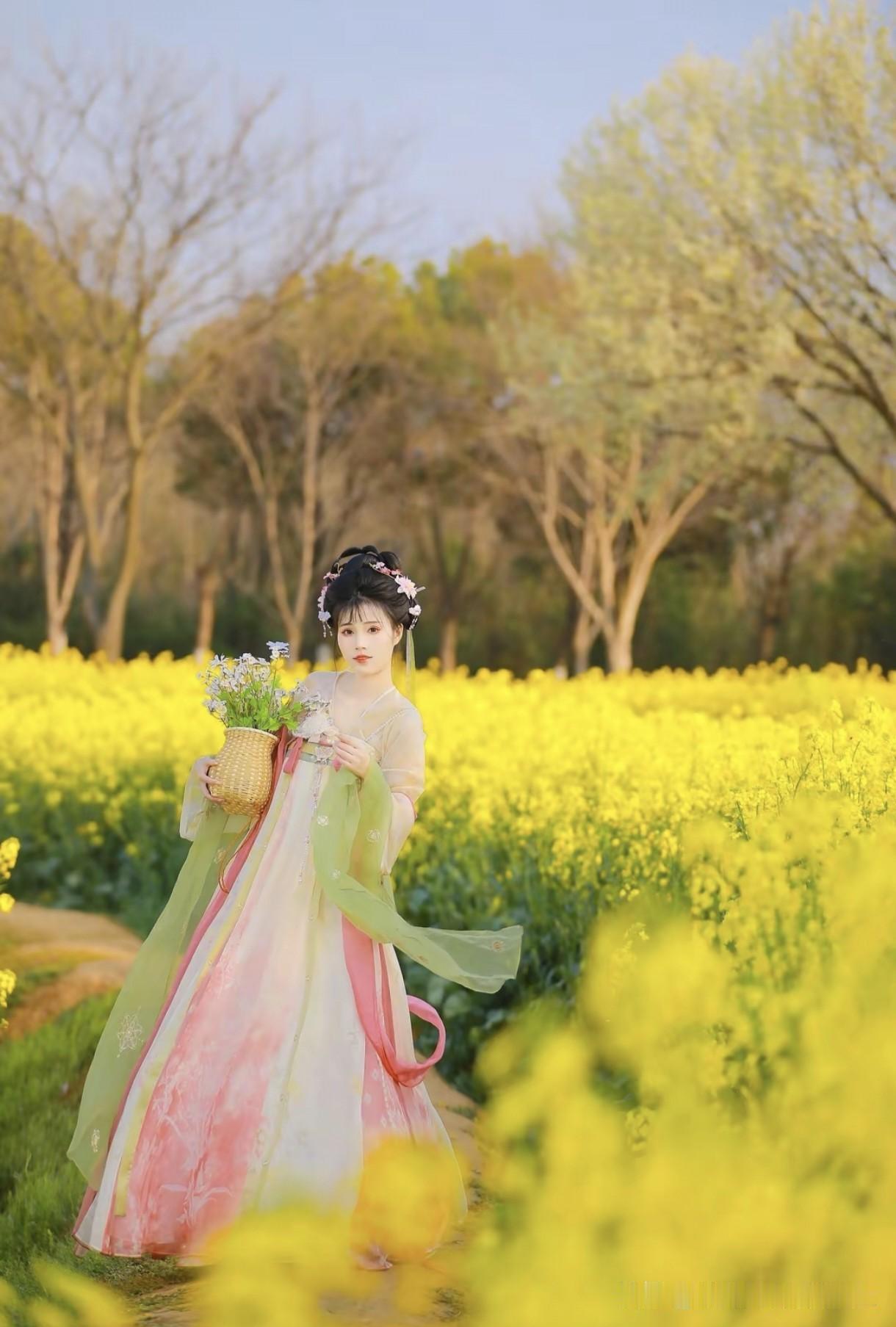 春日花田中，美人笑语生。春日花田少女感 春天里的赏花 花田美人照 春日花田拍照 