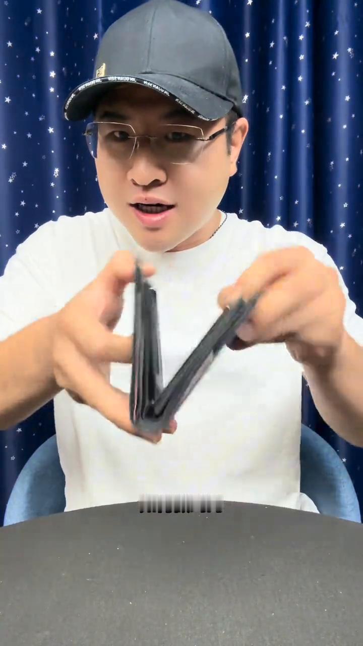 学会这一招太酷了，原来这么简单。
大家好，学会这一招去给你的好兄弟表演，让他大吃