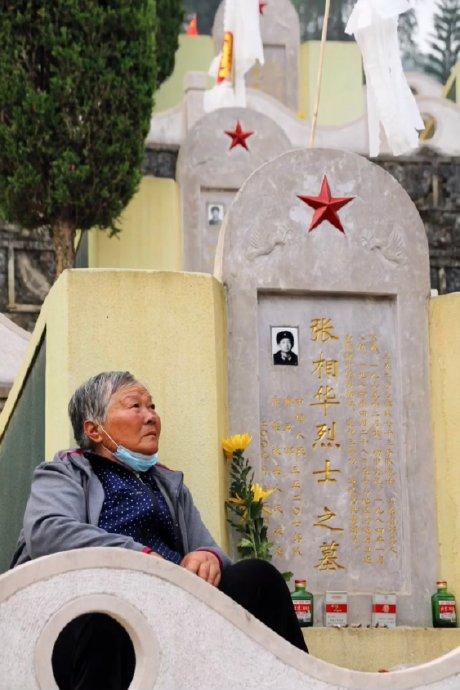 2021年4月3日，云南麻栗坡，一名80多岁的老人在一处墓碑前痛哭。老人今年80
