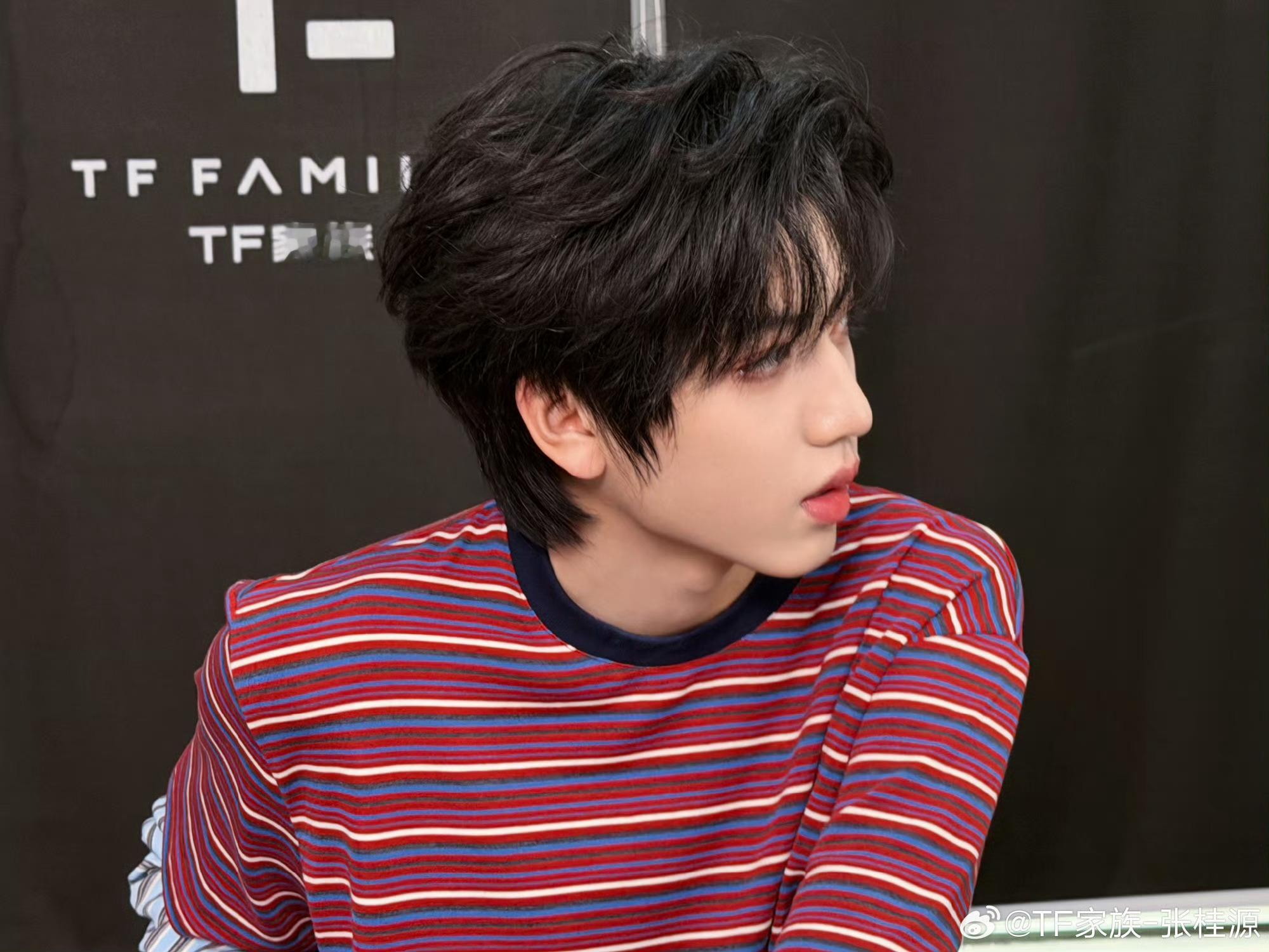 张桂源怼脸照 张桂源这个浓颜的冲击力还是太权威了..帅的我心漏一拍