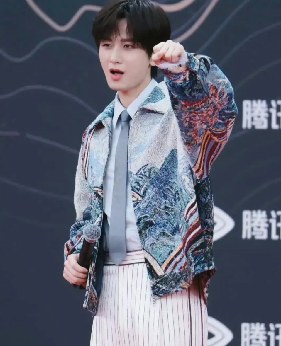 成毅还是这么蠢萌蠢萌的，他在这条路上一去不复返了。。。。。。 