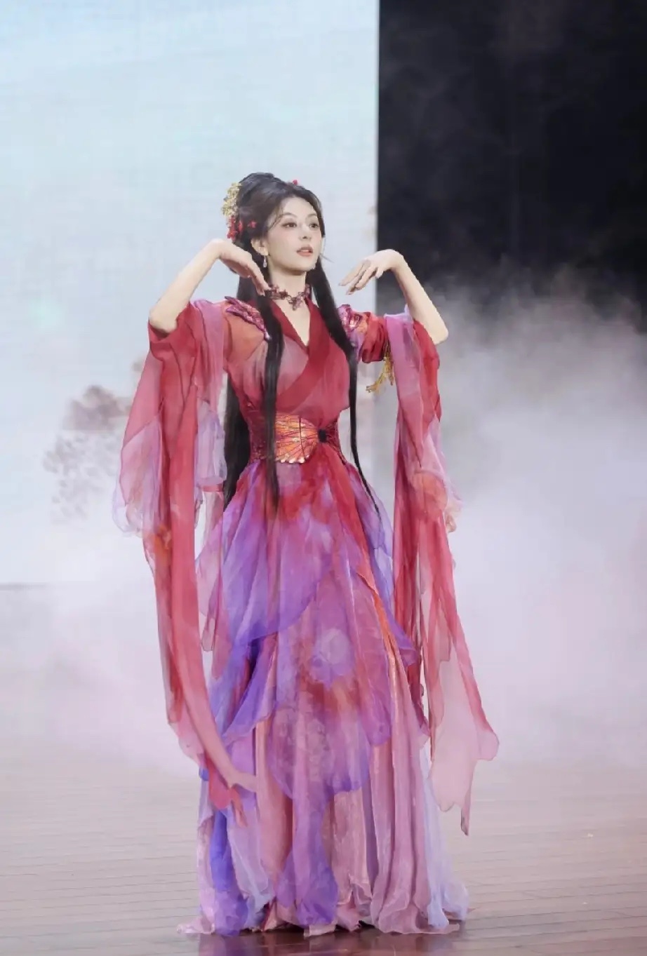 郭富城老婆方媛才出月子不久就出来工作赚钱了。12月21日冬至，方媛来杭州参加了一