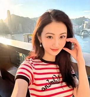 有人写长文把恋爱细节全抖出来，转头又把她告了。景甜没撕，只回了一句：“依然眼光不