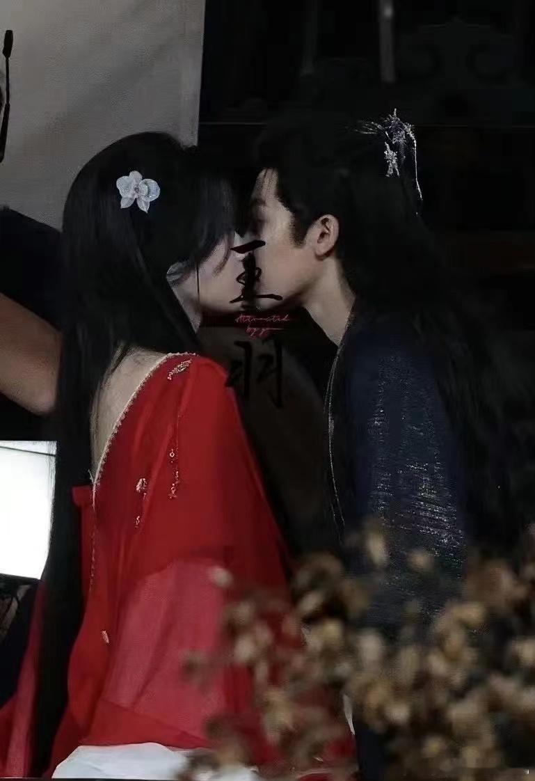 #侯明昊卢昱晓吻戏路透##侯明昊卢昱晓吻戏路透图#侯明昊卢昱晓吻戏路透，好有氛围