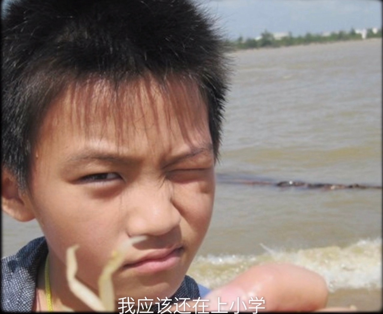 这小孩我路过看见都要踹一脚，感觉兜里随时能掏出一堆卡片在路边和小伙伴拍卡片