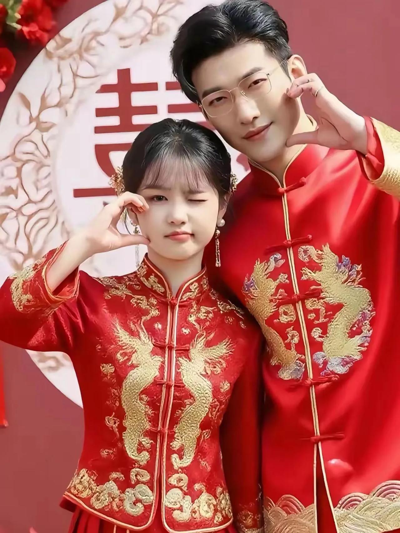 杨咩咩和于龙的中式婚礼太好看了吧
两个人订完婚好事将近
一个是精致的娃娃脸，一个