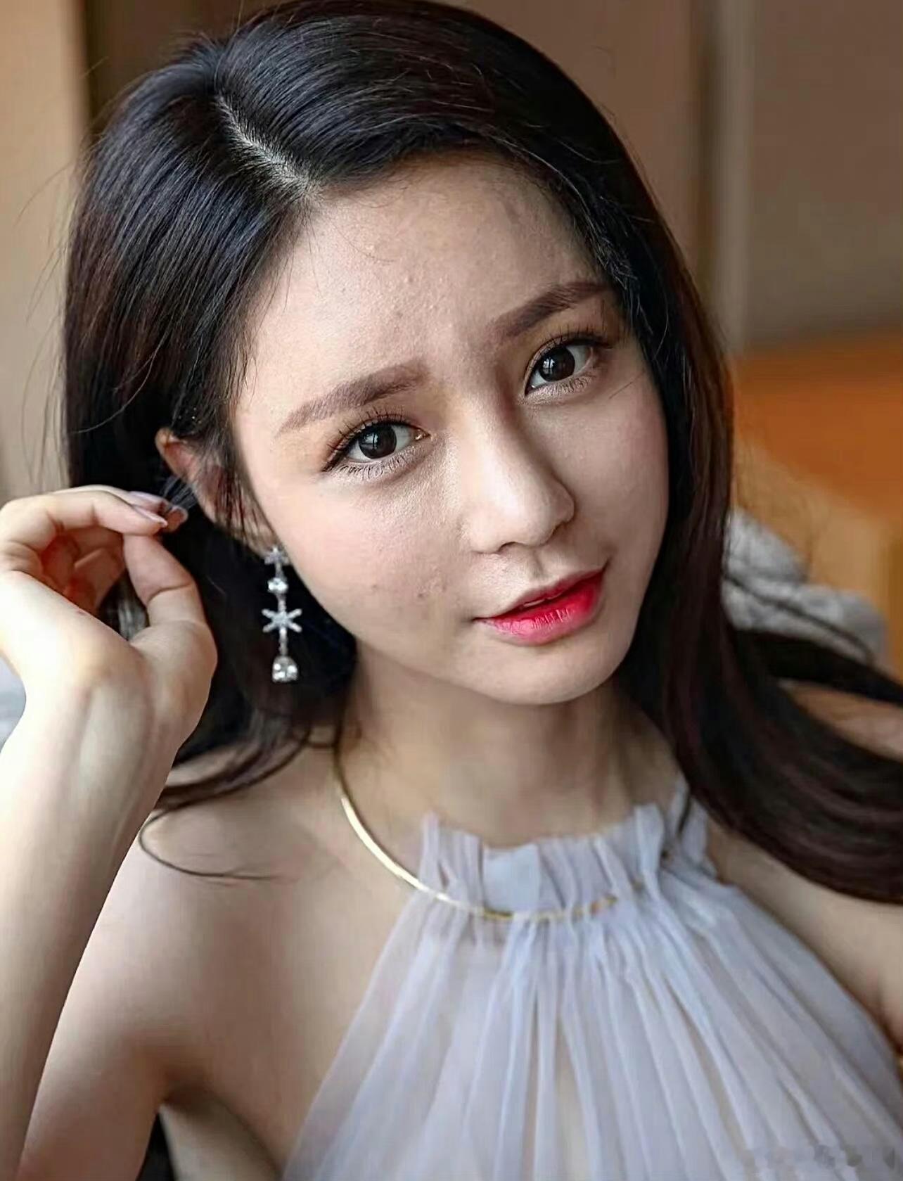 沈梦辰这皮肤状态是不是有点虐了？原来女明星也会斑驳卡粉呀 ​​​