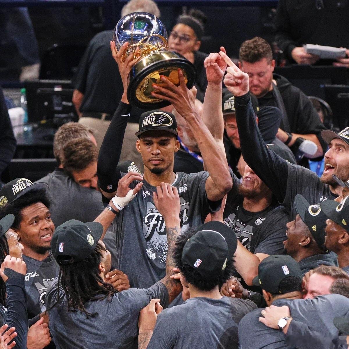 马刺队成为NBA历史上第四支在赛季初遭遇60场以上败绩后，两年内打进NBA总决赛