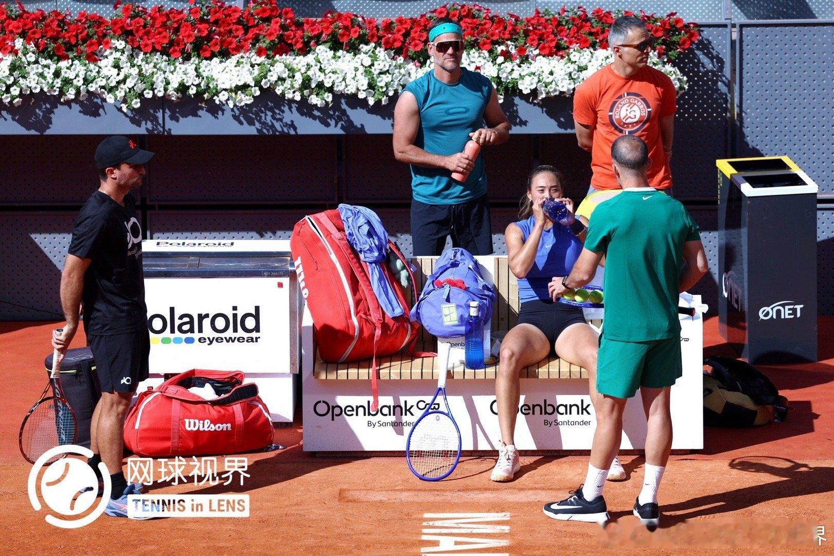 郑钦文马德里这站目前的团队成员就是这四人郑钦文郑钦文的郑在进行时 ©️版权图片，