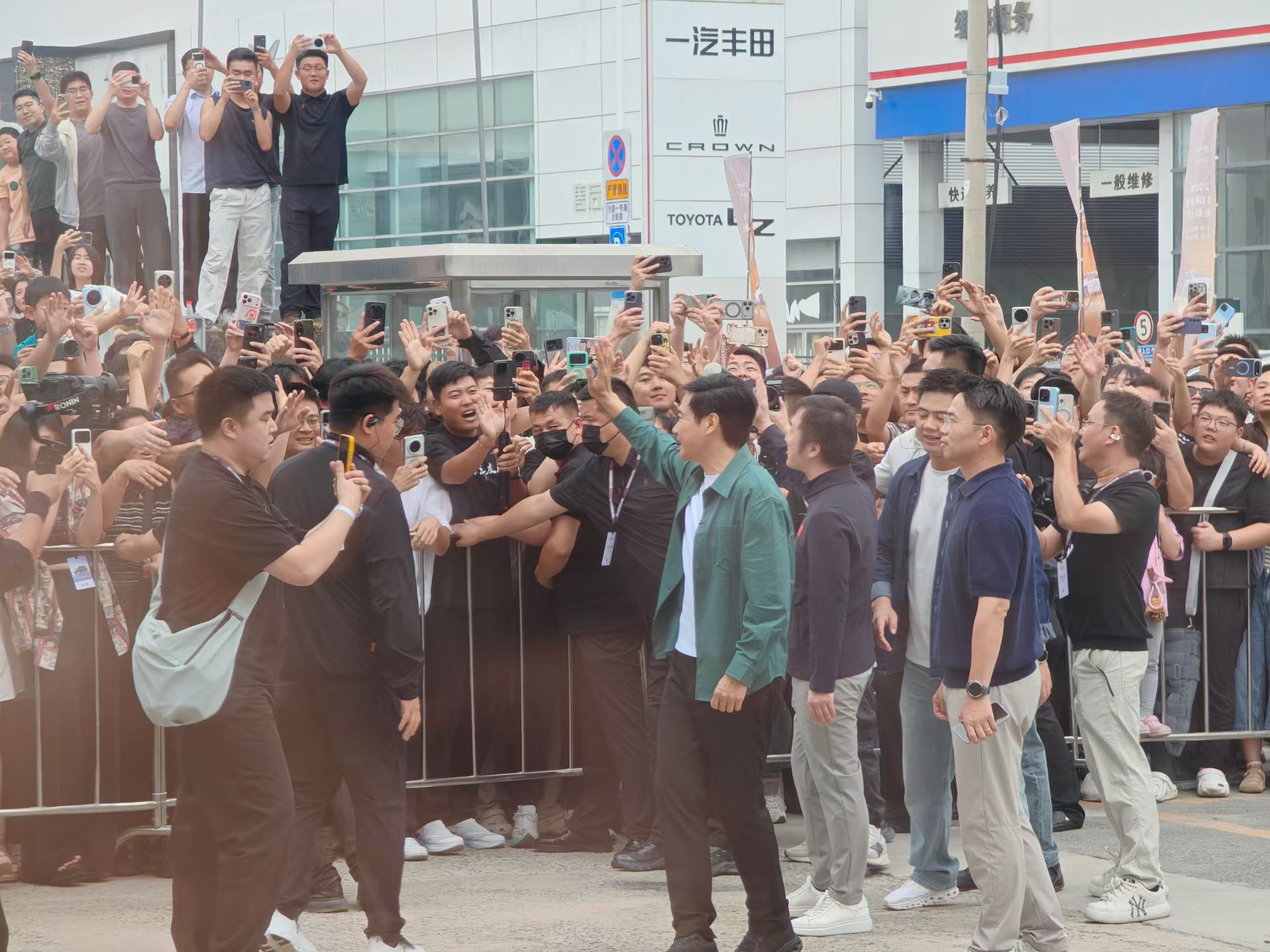 徐州人民太热情了 雷军为澎程车主开车门 ​​​