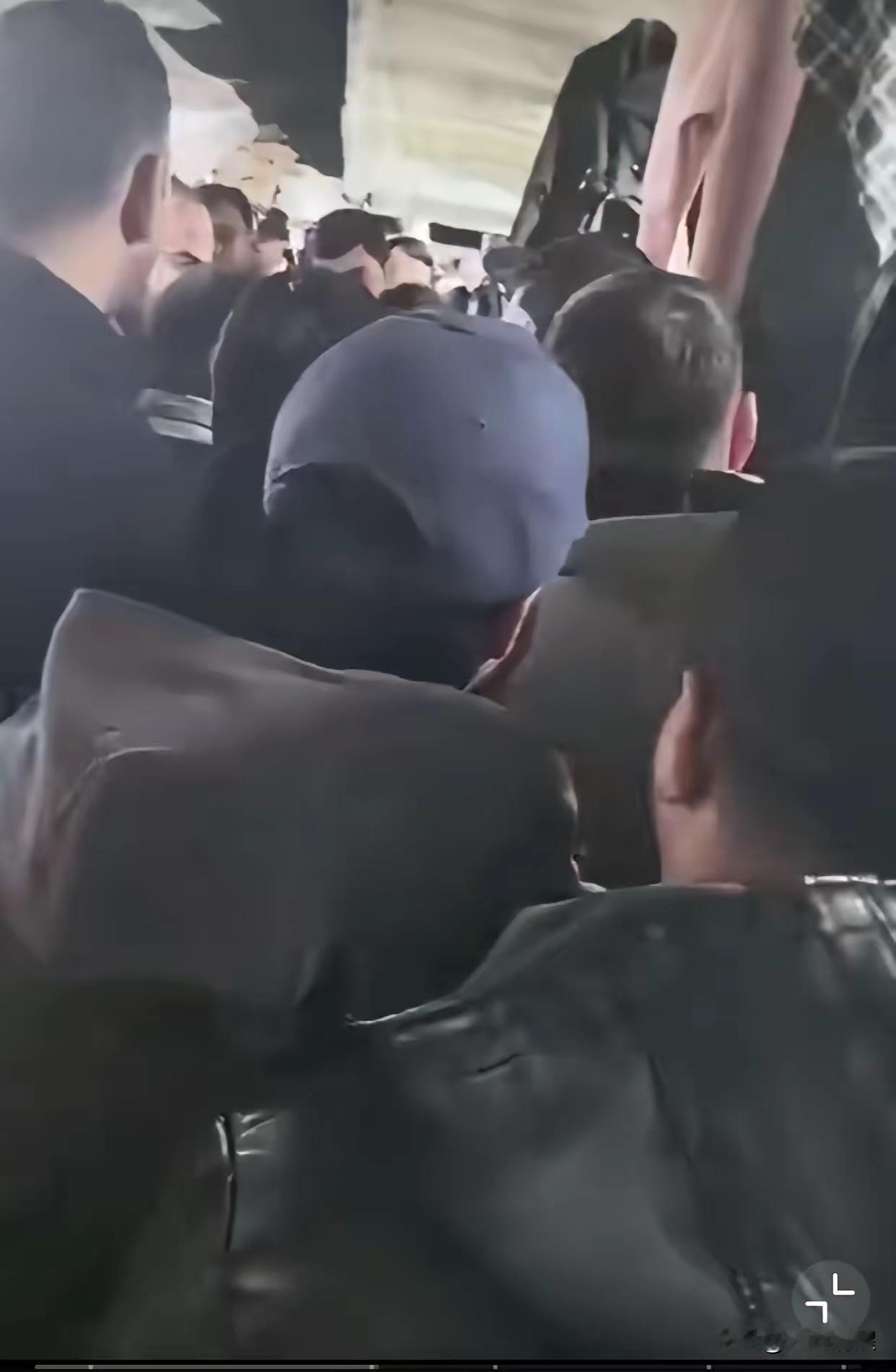 义乌宾王夜市最近出了件特气人的事儿！一群外国游客居然组团来偷衣服，被女店主发现后