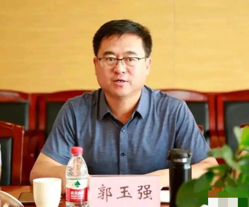 赤峰这两起案件，令人唏嘘。
1972年出生的郭玉强，原本在政协岗位上静待平稳退休