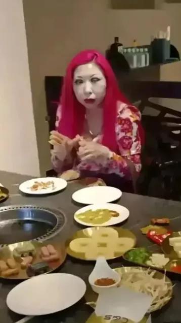 网友奔现见光死，有惊无喜不堪提。千言万语道不尽，一声卧艹诉衷肠。#难忘的网友见面