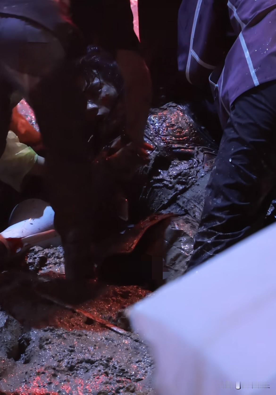 本来就生病了还控制体重，这么一摔不抖才怪，心疼死了太担心他身体了！今天路透看到他