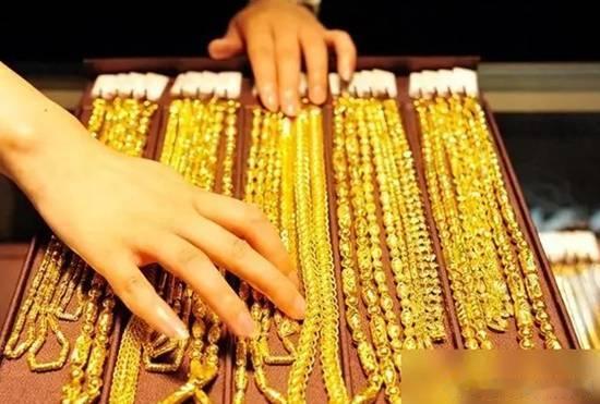 金饰价格跳水一夜重回7字头  12月18日收盘，黄金ETF小幅收跌0.18%，单
