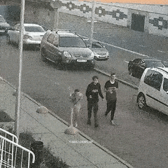 这样的垃圾桶设计的真好，让两个没事找事的人受到应有的惩罚。
三个年轻人正无所事事