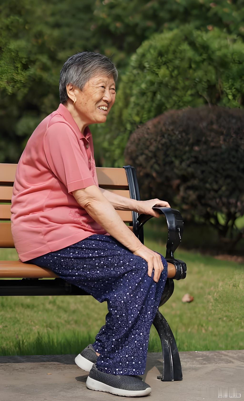 八十多岁的刘阿姨，站在楼下晒太阳时总望着楼道口。
她常跟人念叨，女儿在上海做高管