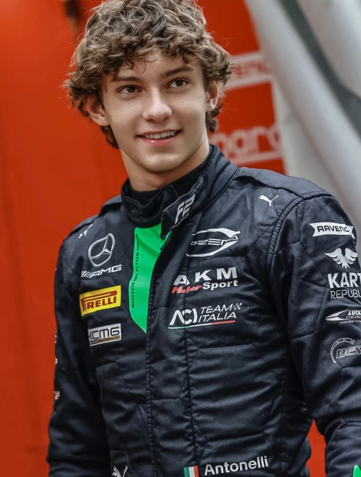 别说，还挺帅的！今日F1中国大赛正赛，年轻的F1车手安东尼内尔利夺得中国大奖赛冠