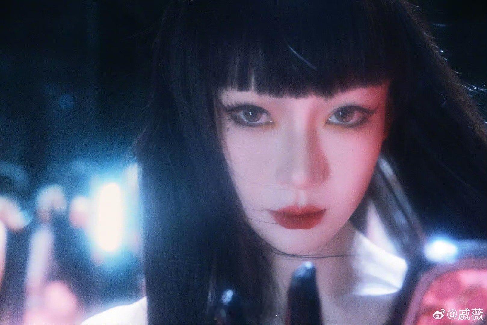 芒果女主持采访戚薇时的眼神绝了  谁能够拒绝美女的魅力呢，《女子推理社》的直播采