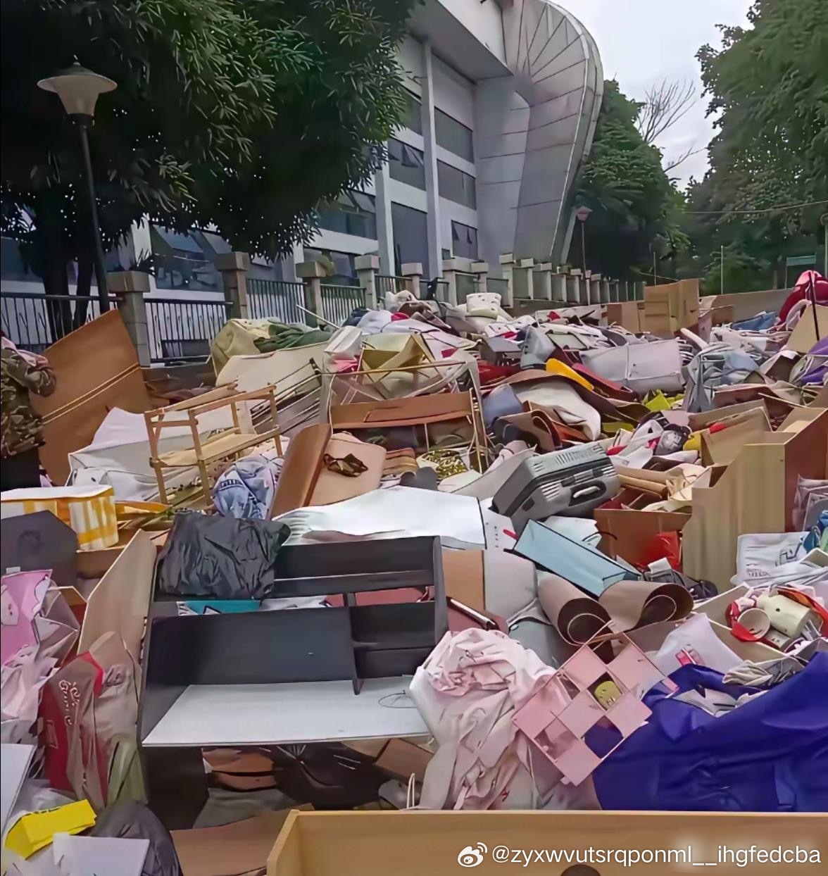 现在大学生挺有钱的啊，这都舍得扔 