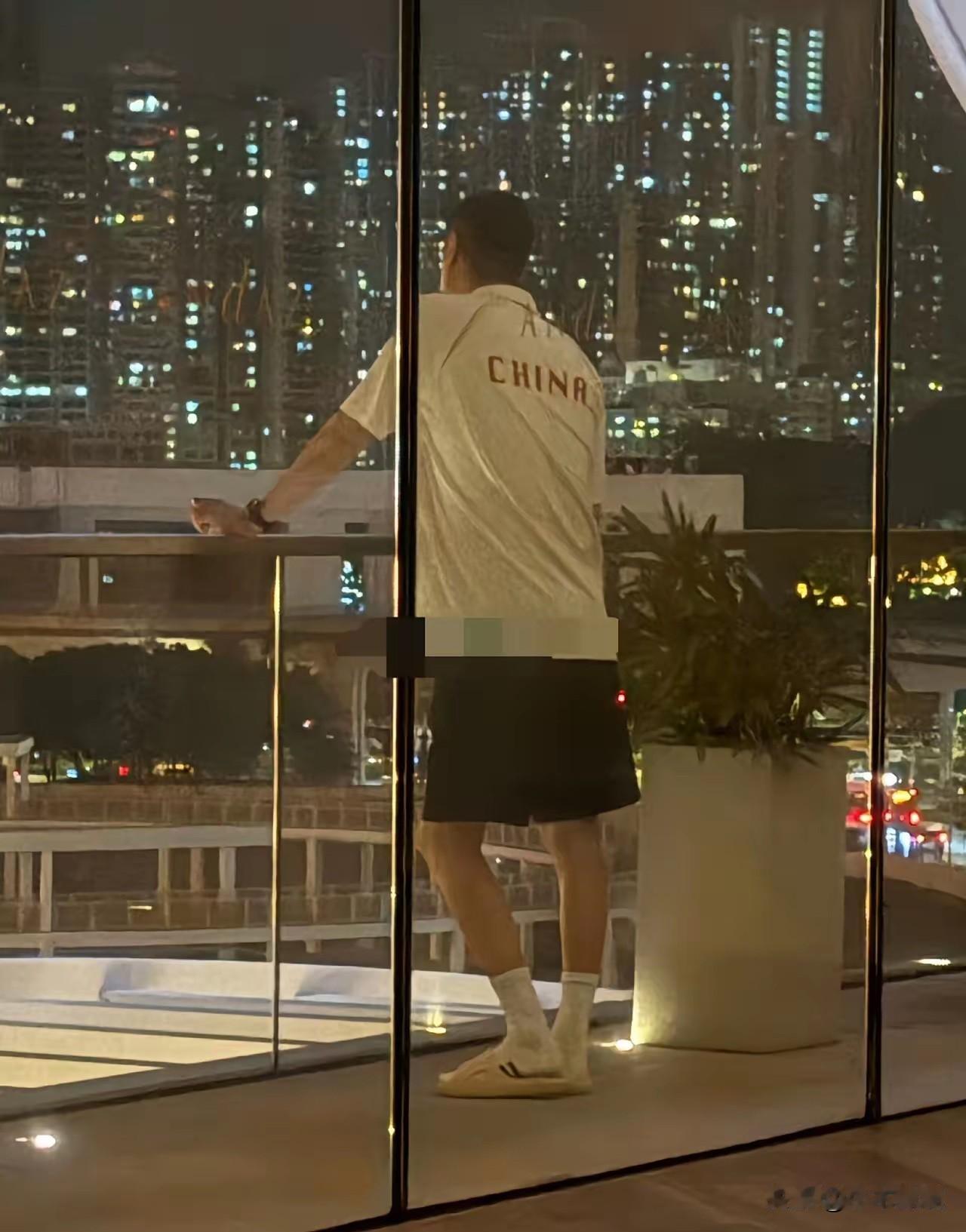 赵勇赛后沉默了！这是昨晚输给土耳其女排赛后，回酒店后，赵勇独自一个人在阳台思考中