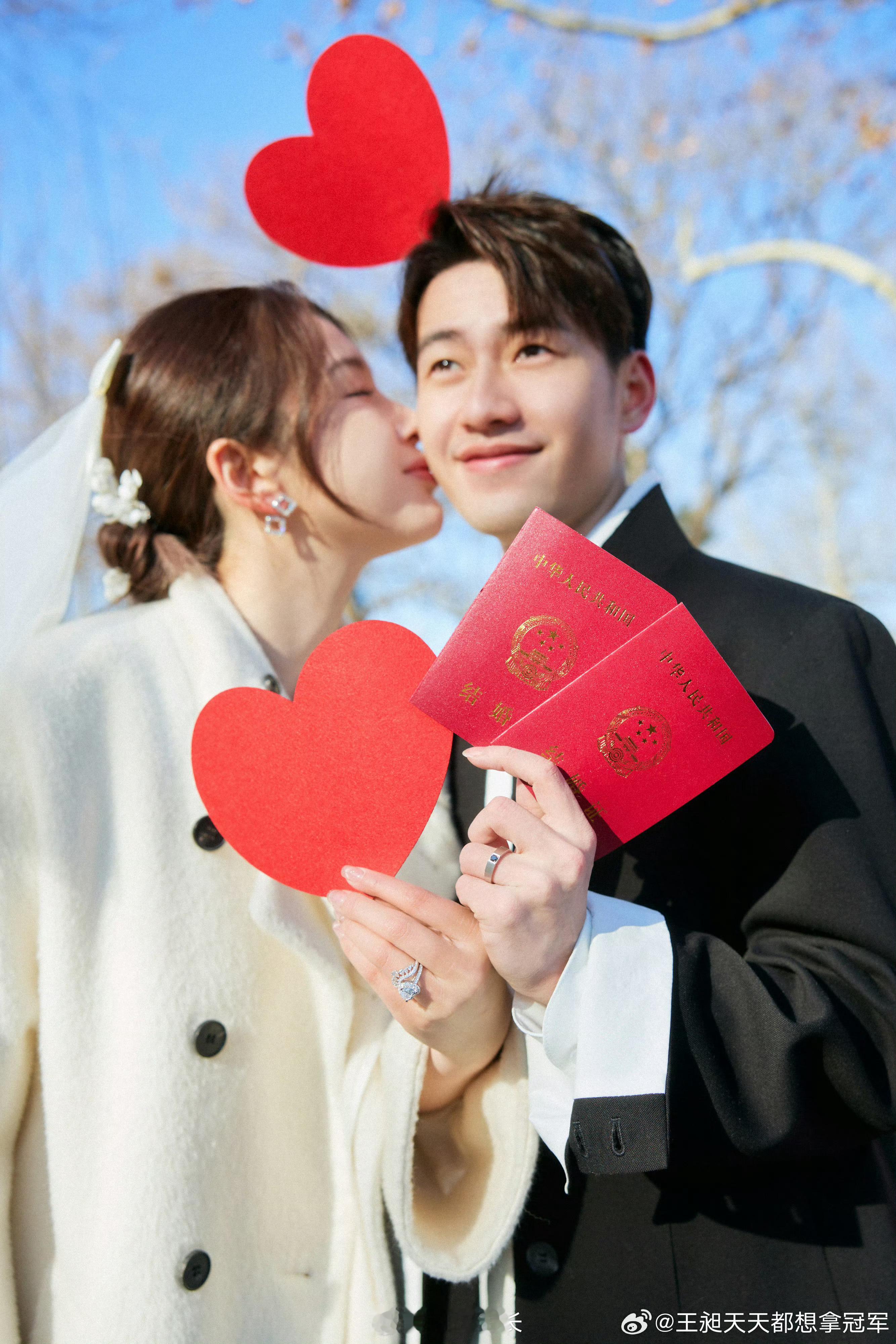 原来王昶的求婚戒指用心选了一年羽球冠军的浪漫，是用一整年时间挑一枚只属于她的戒指
