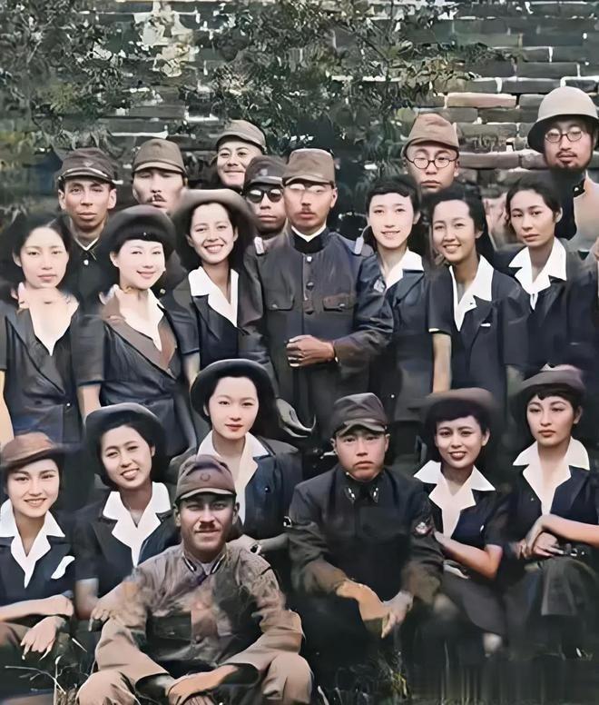 1937年，日军士兵与“日本女子挺身队”合影，照片中的日本女子挺身队队员都是青春