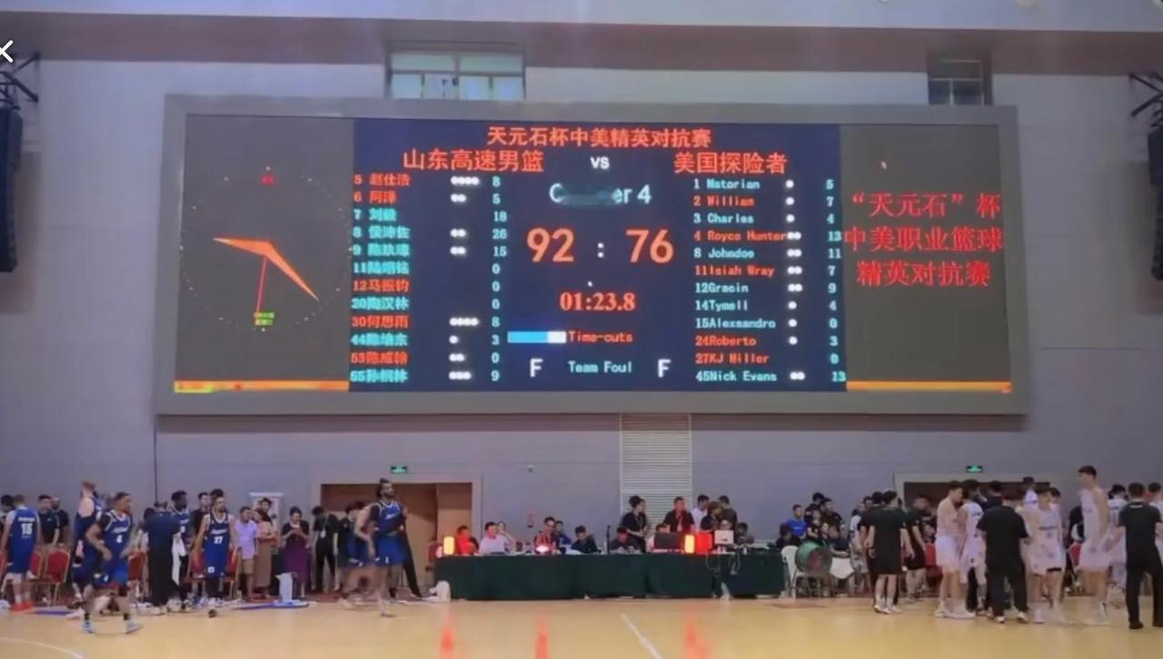 7月31日晚，山东高速男篮在东平县全民健身中心迎来了新任主帅邱彪执教后的首场热身